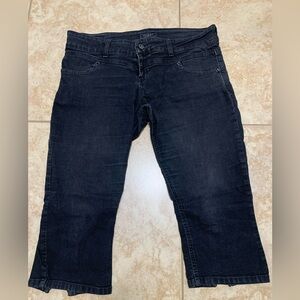 Guess Women's Dark Blue Cropped Jeans size medium